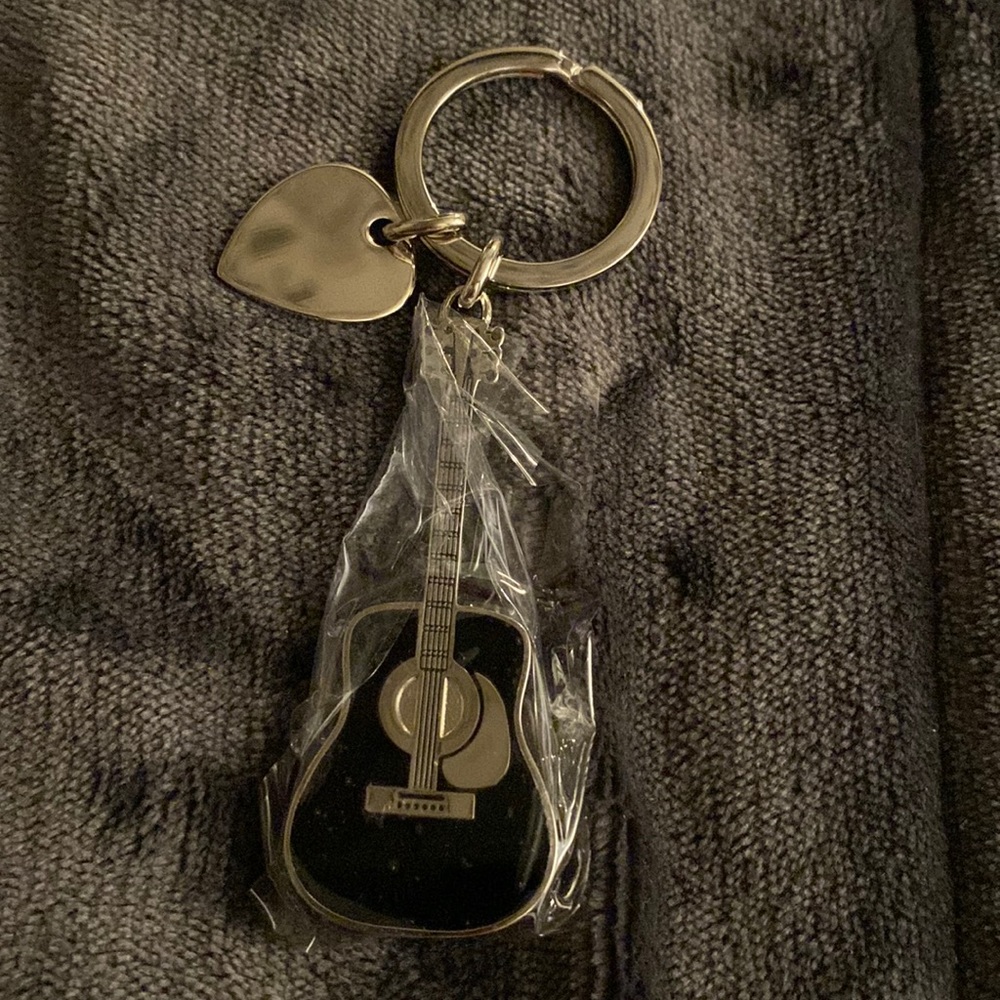 🎸🎸 NWOT Guitar and Pick Keychain 🎸🎸